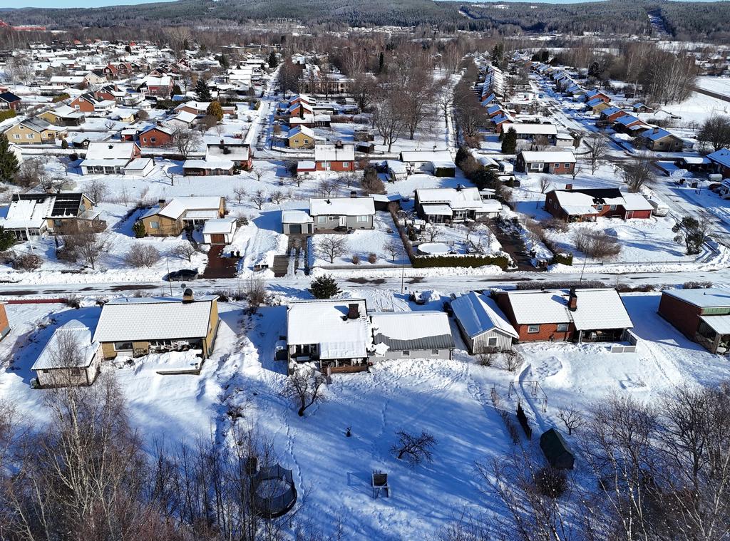 Här bor du i ett mycket omtyckt villaområde med närhet till såväl naturen som bra kommunikationer mot centrum.