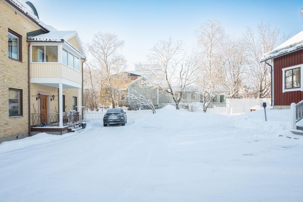 Stationsgatan 17A, stor inglasad balkong.