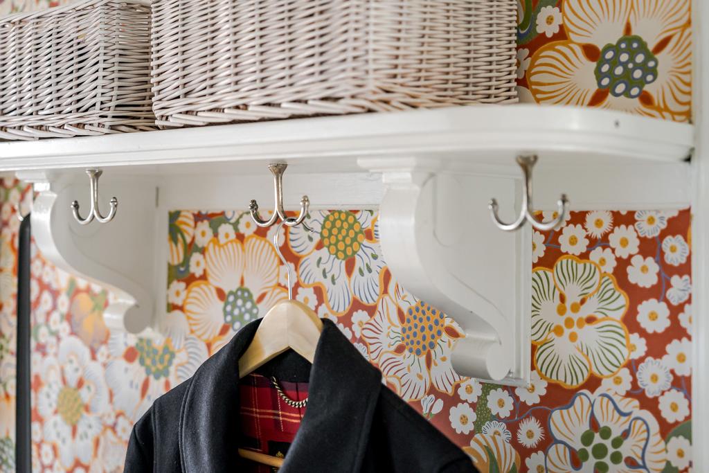 Platsbyggd hatthylla