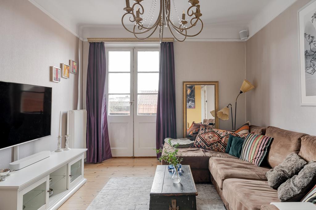 Vardagsrum med pardörrar ut till balkong