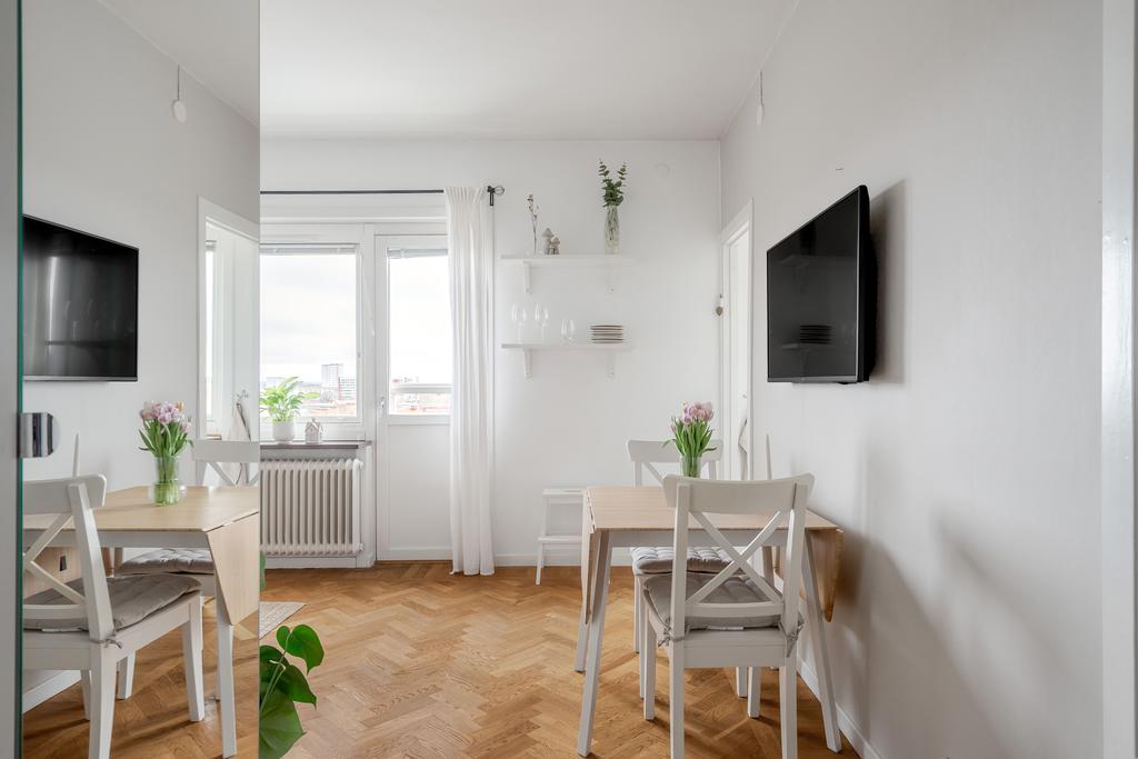 Stort allrum med fiskbensparkett i ek och fransk balkong