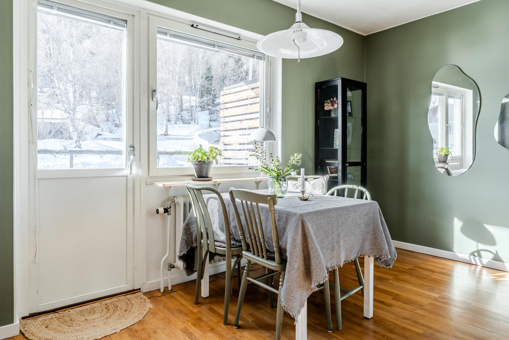 Matplatsen är trevligt belägen vid fönster som vetter mot balkongen. 