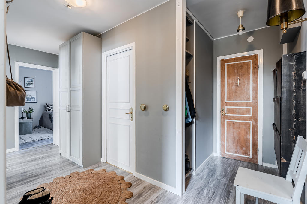 I hallen finns det plats för klädförvaring. 