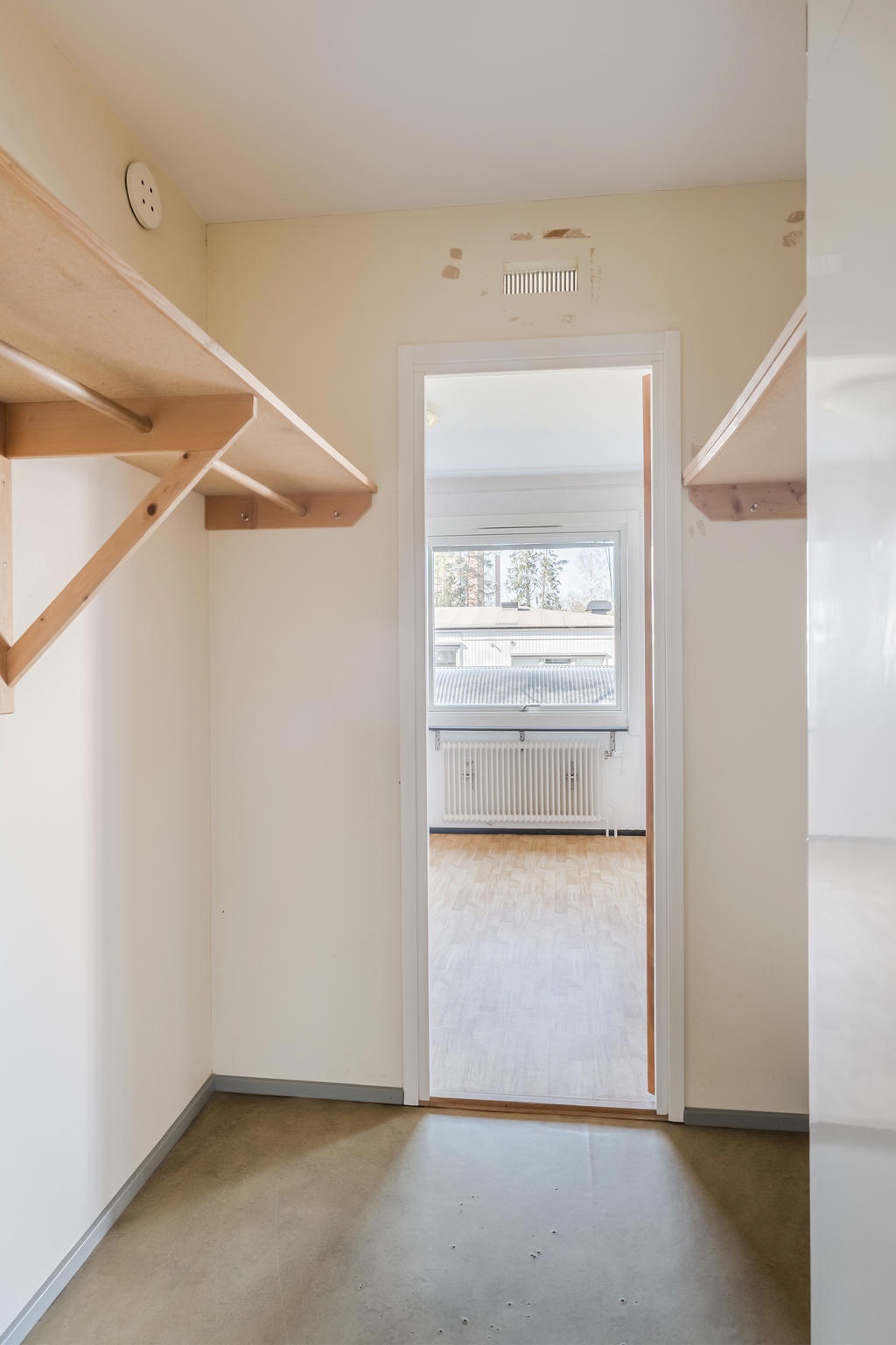 Klädkammare som nås från både hallen och sovrummet