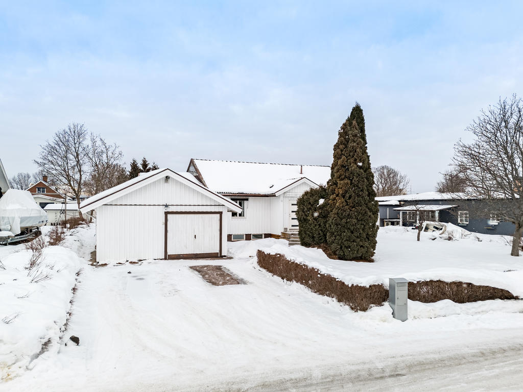 Garage och uppfart för flera bilar
