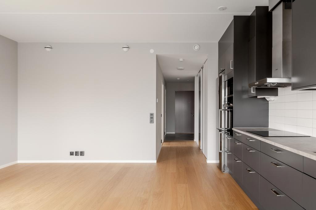 Generös sällskapsyta med plats för både matbord och soffgrupp.