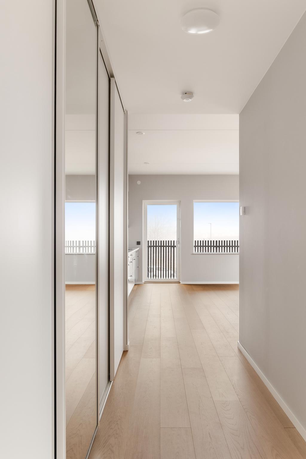 Förvaring i form av garderober med skjutdörrar i passagen.