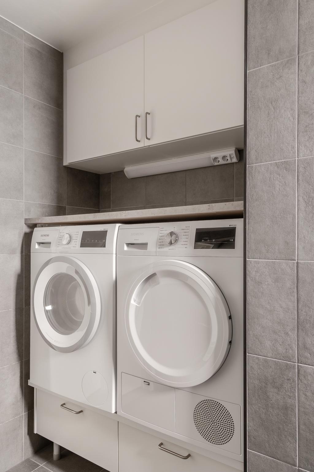 Praktisk tvättdel med förvaring ovan maskinerna.