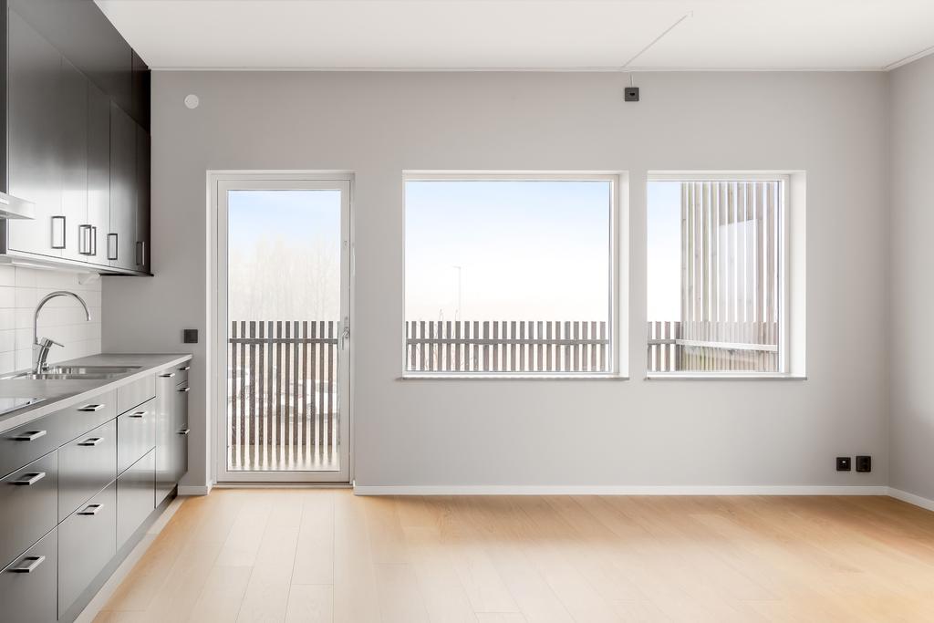 Vardagsrum med fint ljusinsläpp och utgång till balkong.