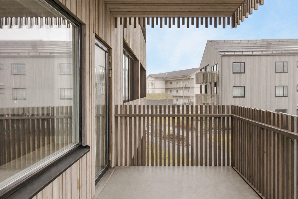 Rymlig balkong med plats för sittgrupp.