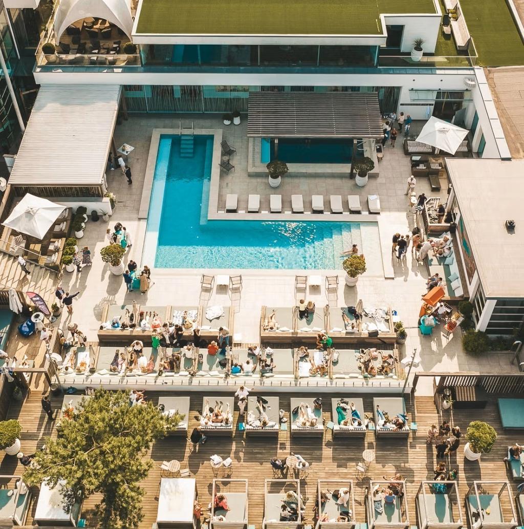 På sommaren har dom after work med dj vid deras härliga utomhus pool.