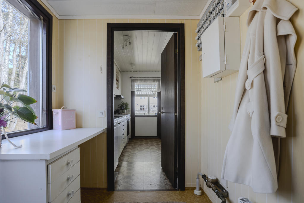 Från tvättstuga mot kök