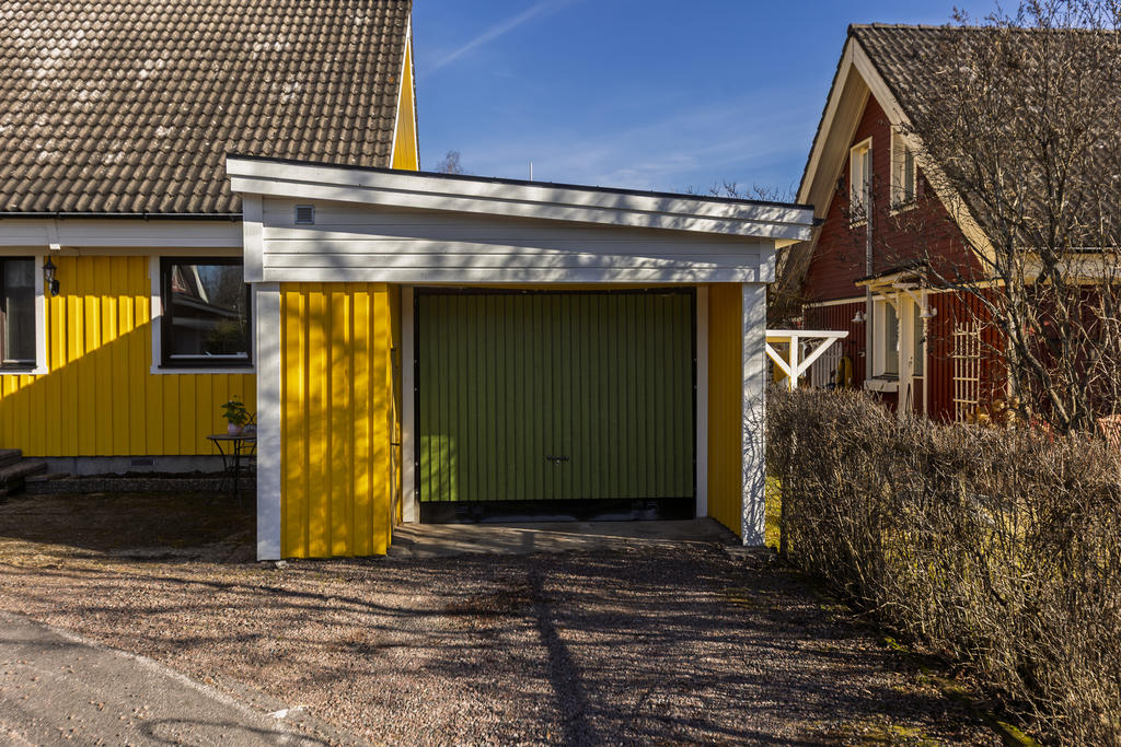 Vidbyggt garage