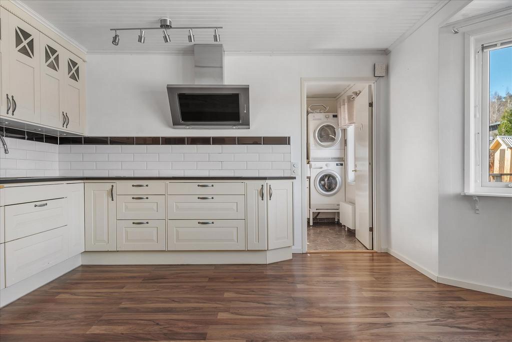 Kök med vy mot tvättavdelning