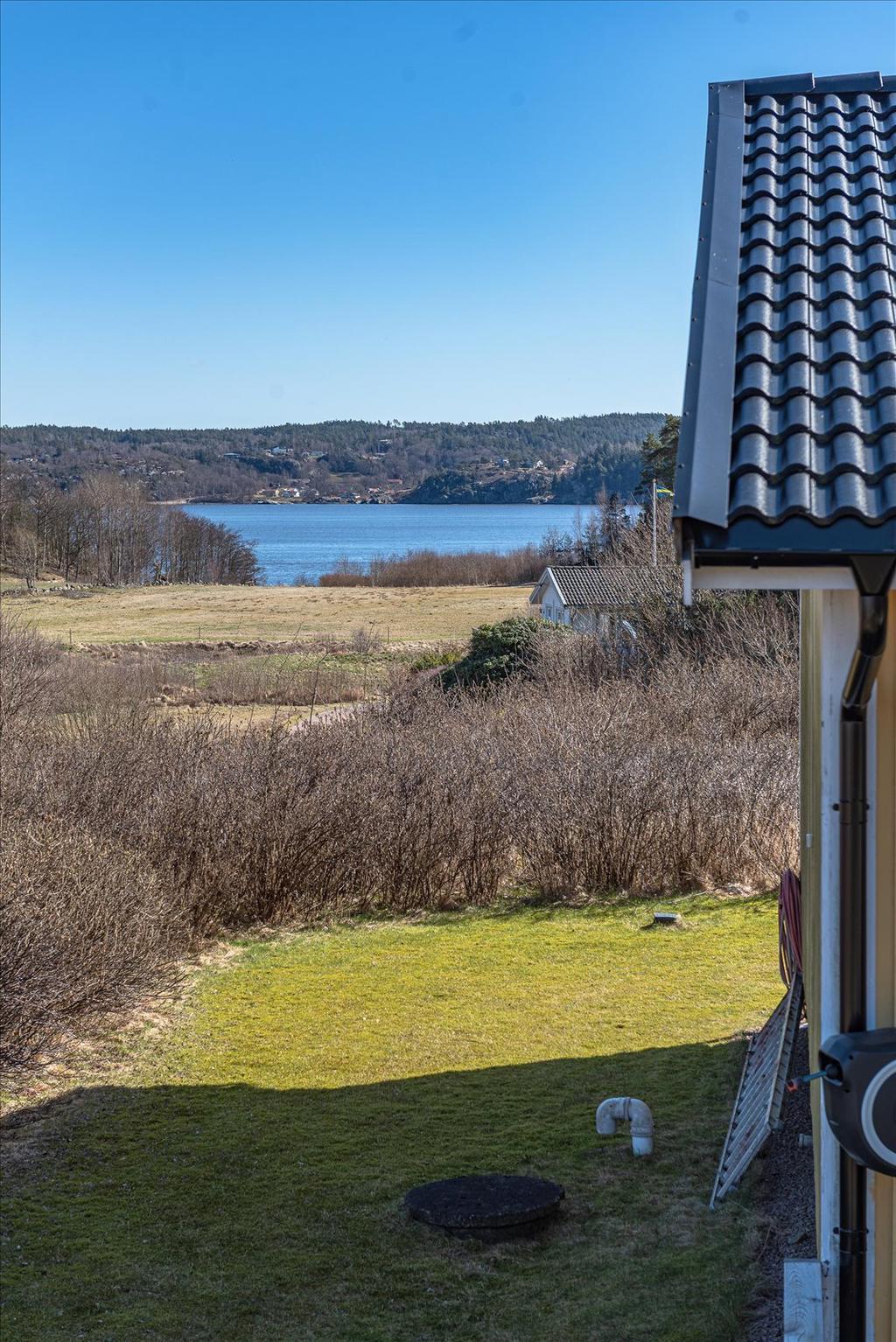 Underbar utsikt från trädgården mot vackra Gullmaren 