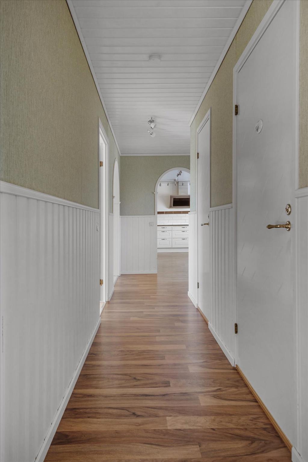 Hall med vy mot kök