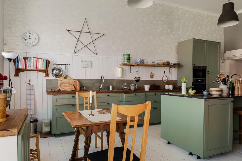 Kök i anslutning till allrum bostad 2