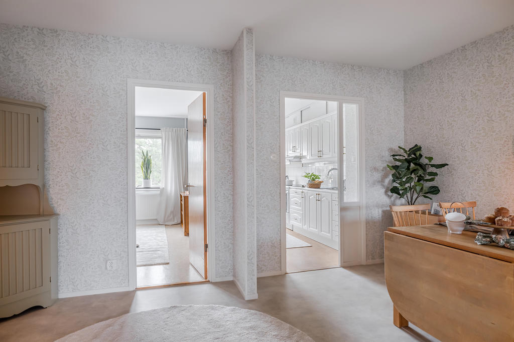 Vy mot sovrum och kök
