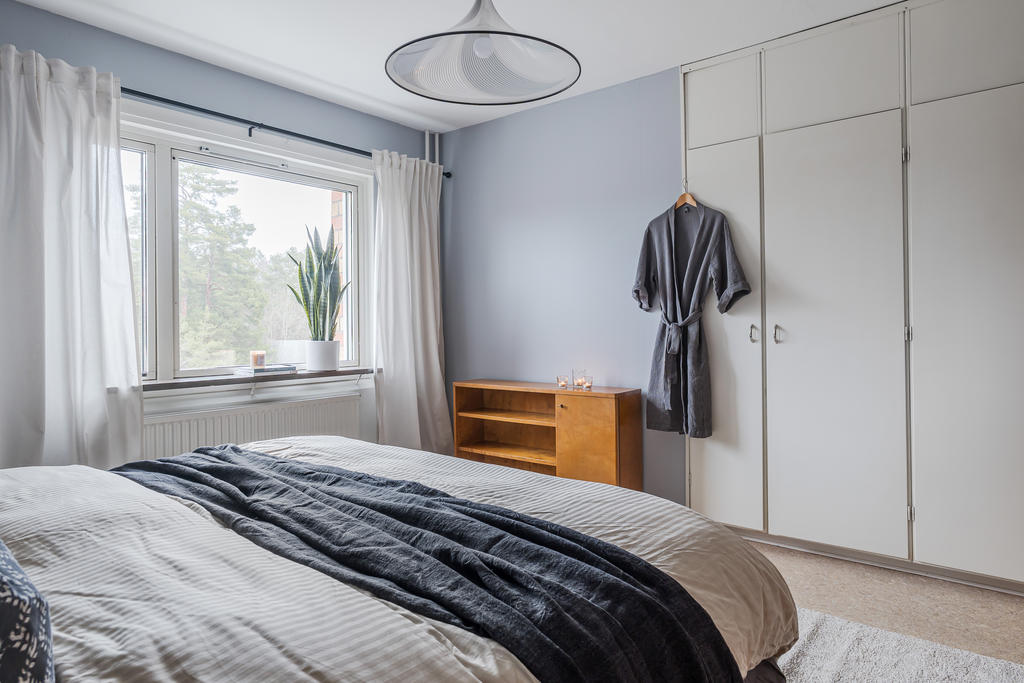 Förvaring via inbyggda garderober