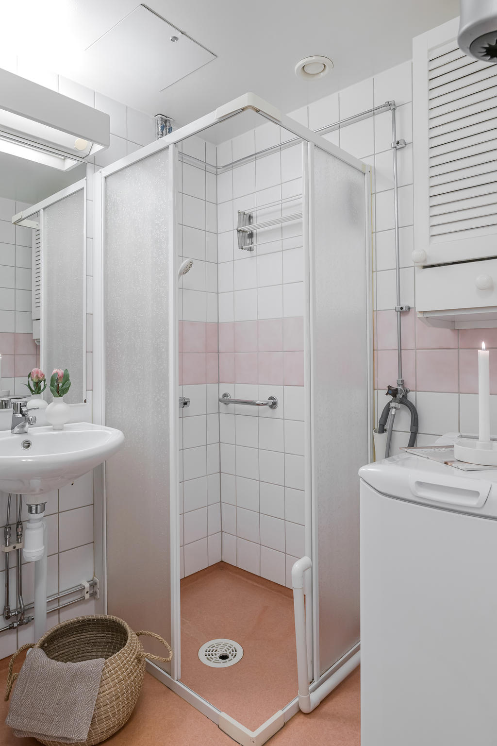 Badrum med tvättmaskin