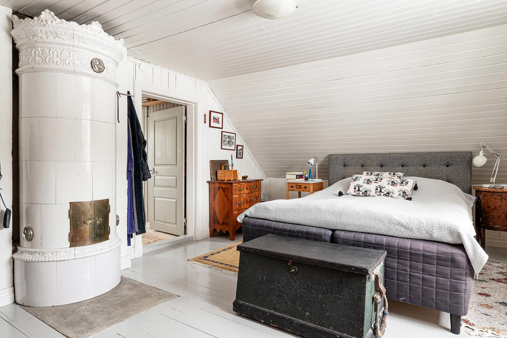 Stora sovrummet övre plan med kakelugn