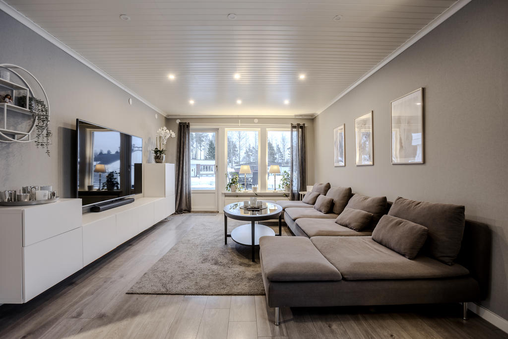 Luftigt vardagsrum med bra ljusinsläpp