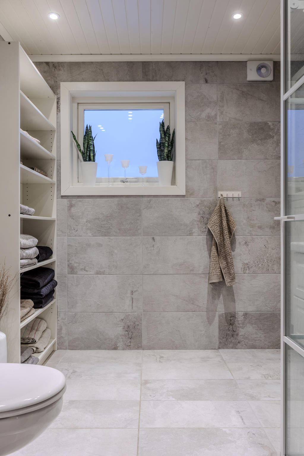 Badrum i ljusa toner