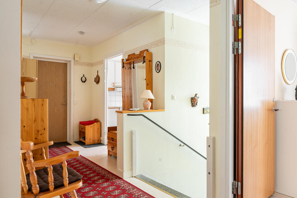 Hall/entré med trapp ner till källarvåning