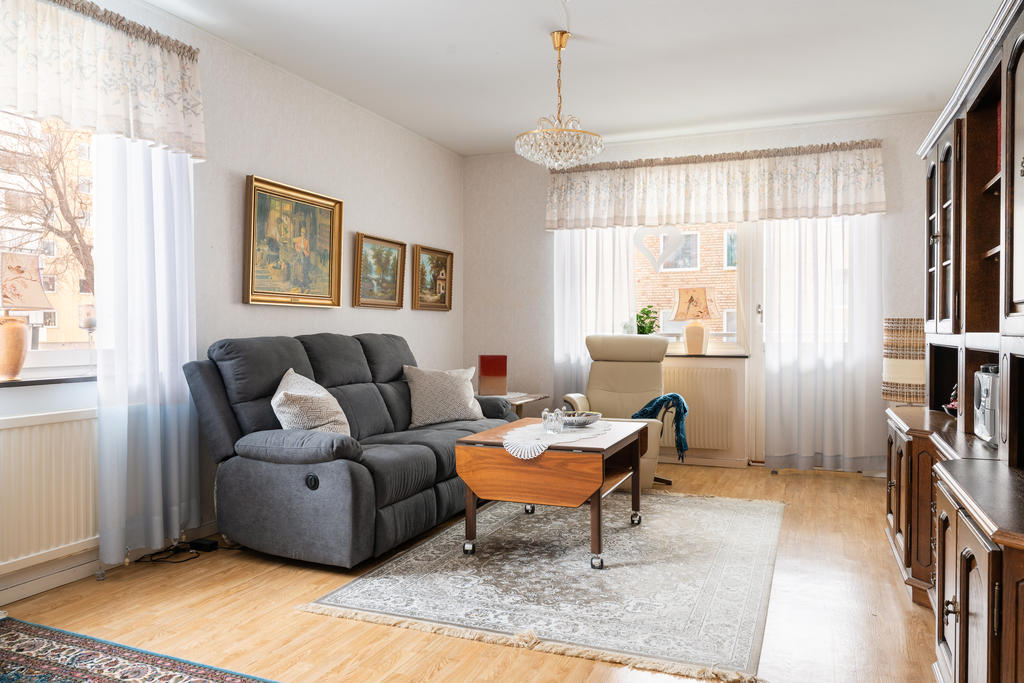 Vardagsrum med utgång till balkong