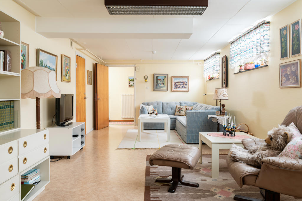 Allrum källarvåning och dörr in till tvättstuga