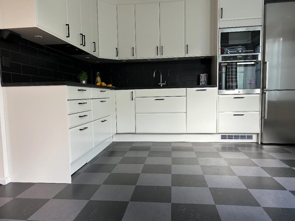 Trevligt kök med plats för matbord