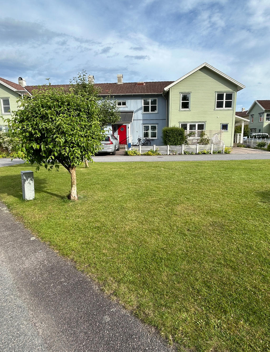 Härliga öppna ytor framför husen
