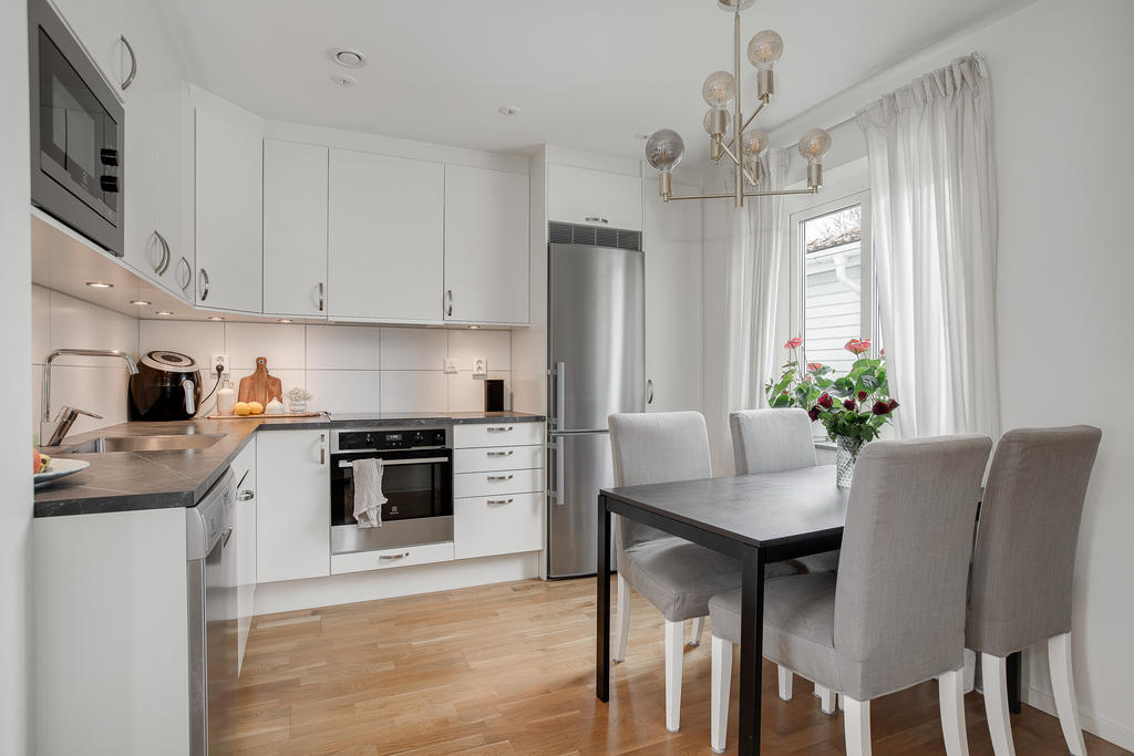 Stilrent kök med vitvaror i rostfritt stål