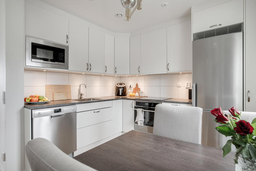 Stilrent kök med integrerad micro, diskmaskin och spishäll