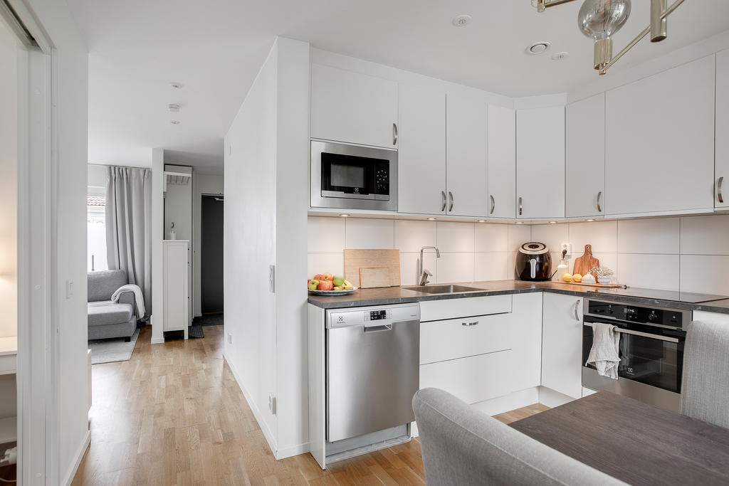 Stilrent kök med integrerad micro, diskmaskin och spishäll