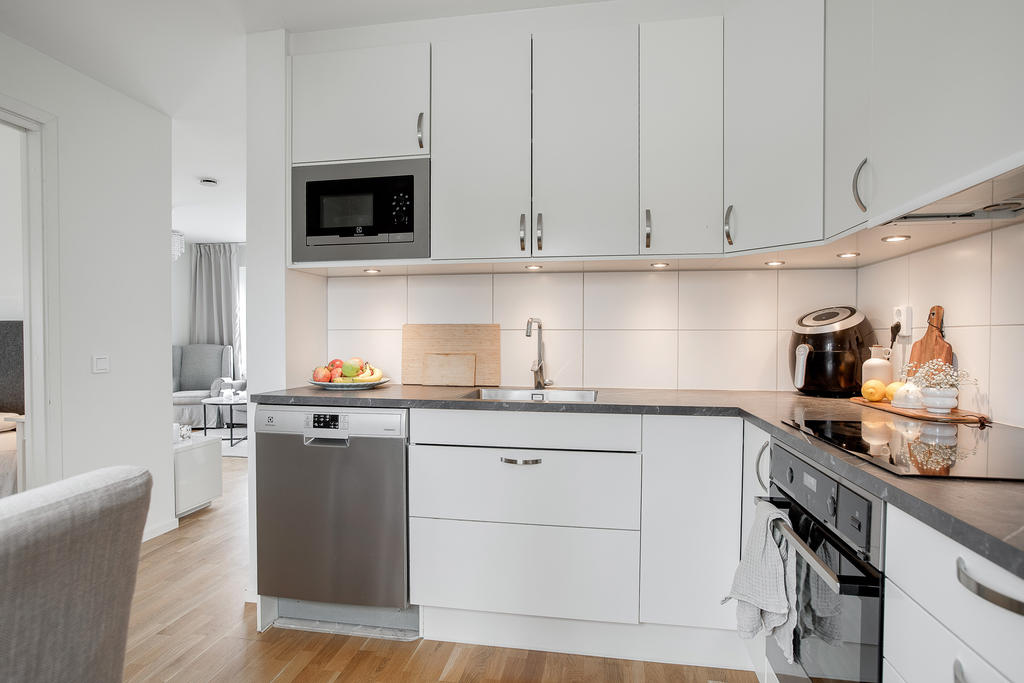 Stilrent kök med integrerad micro, diskmaskin och spishäll