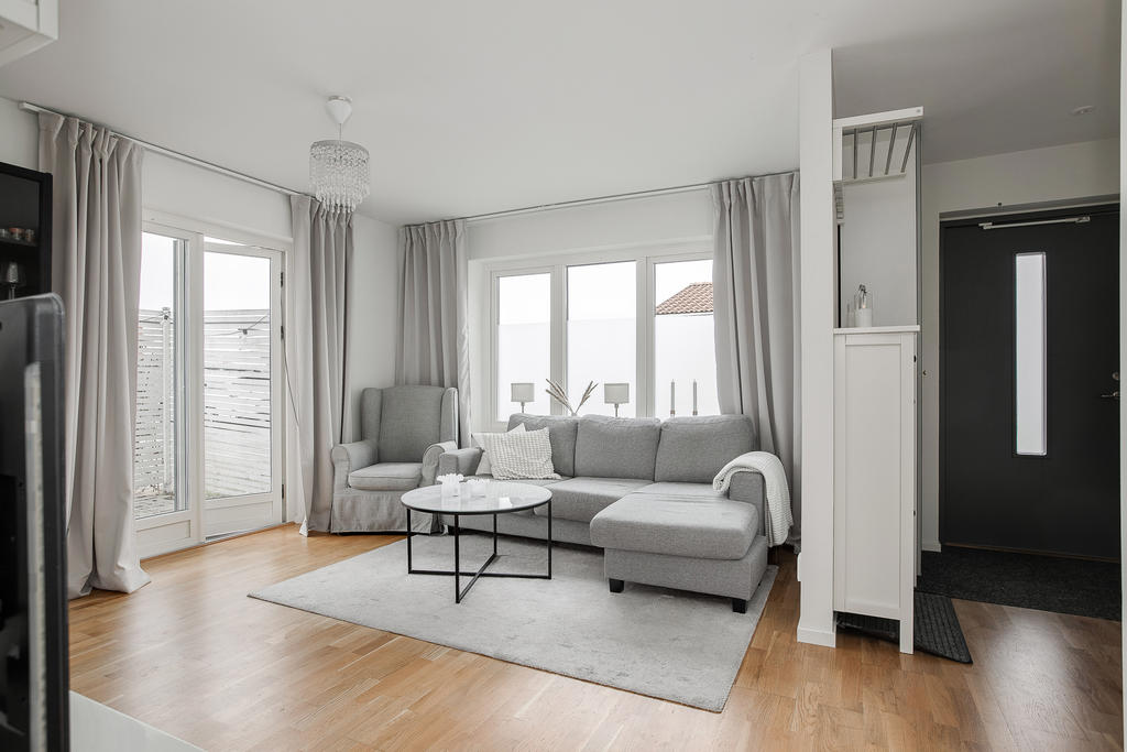 Vardagsrum med fönsterdörr ut till uteplats