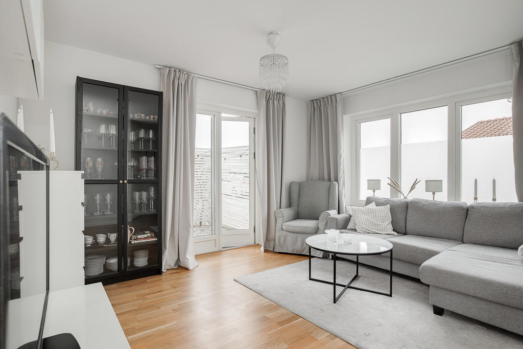 Vardagsrum med fönsterdörr ut till uteplats