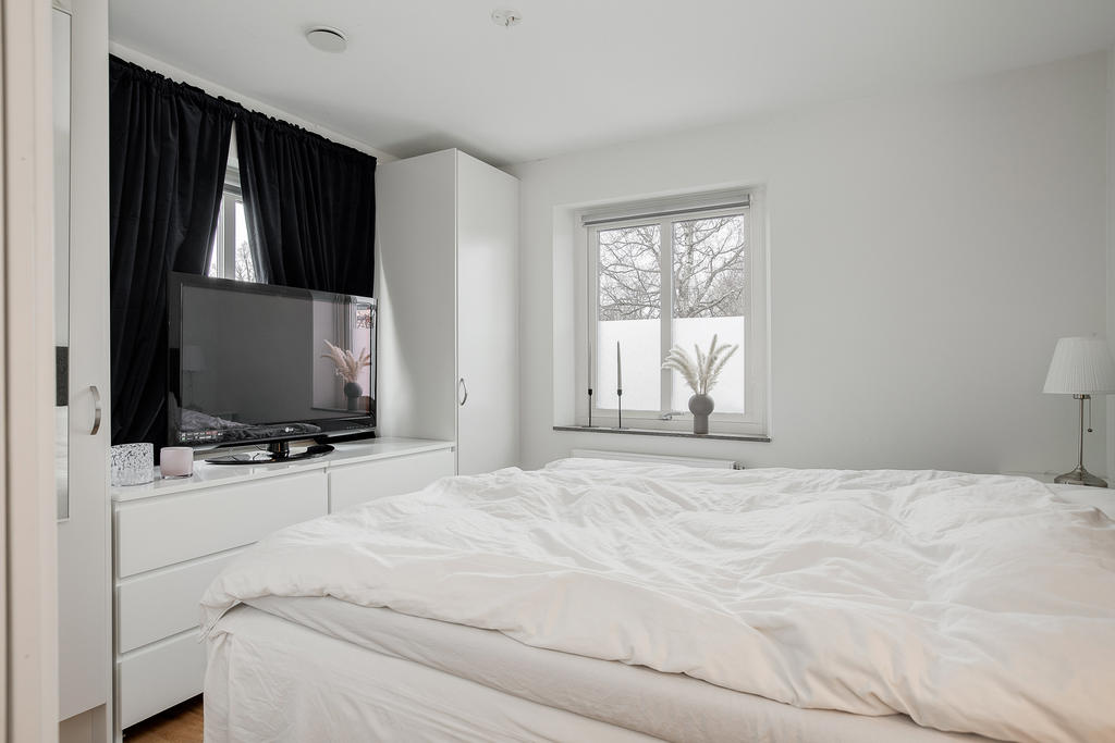 Sovrum. Bra med garderober i såväl sovrum, badrum, samt förvaringsplats i klädkammare