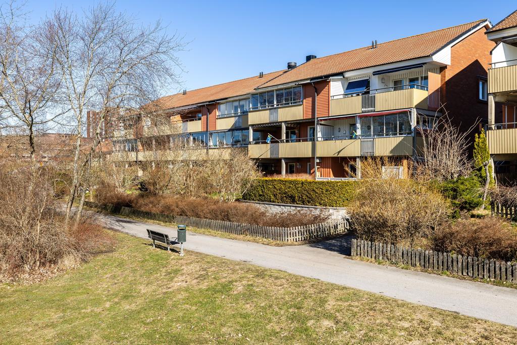 Med ett av föreningens topplägen ligger detta radhus med fri utsikt!