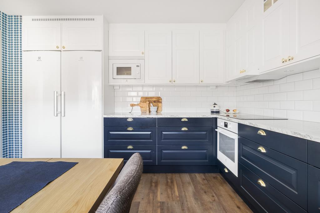 Mycket generösa arbetsytor och gott om förvaringsutrymmen. 