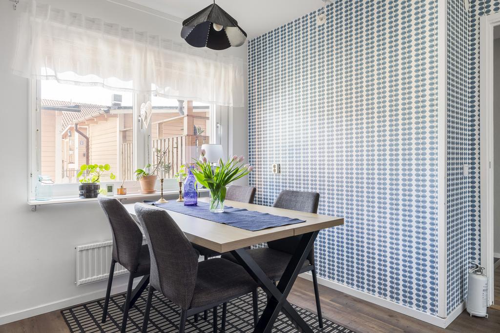 Ljus och trevlig matplats med fönster mot framsidans uteplats. 