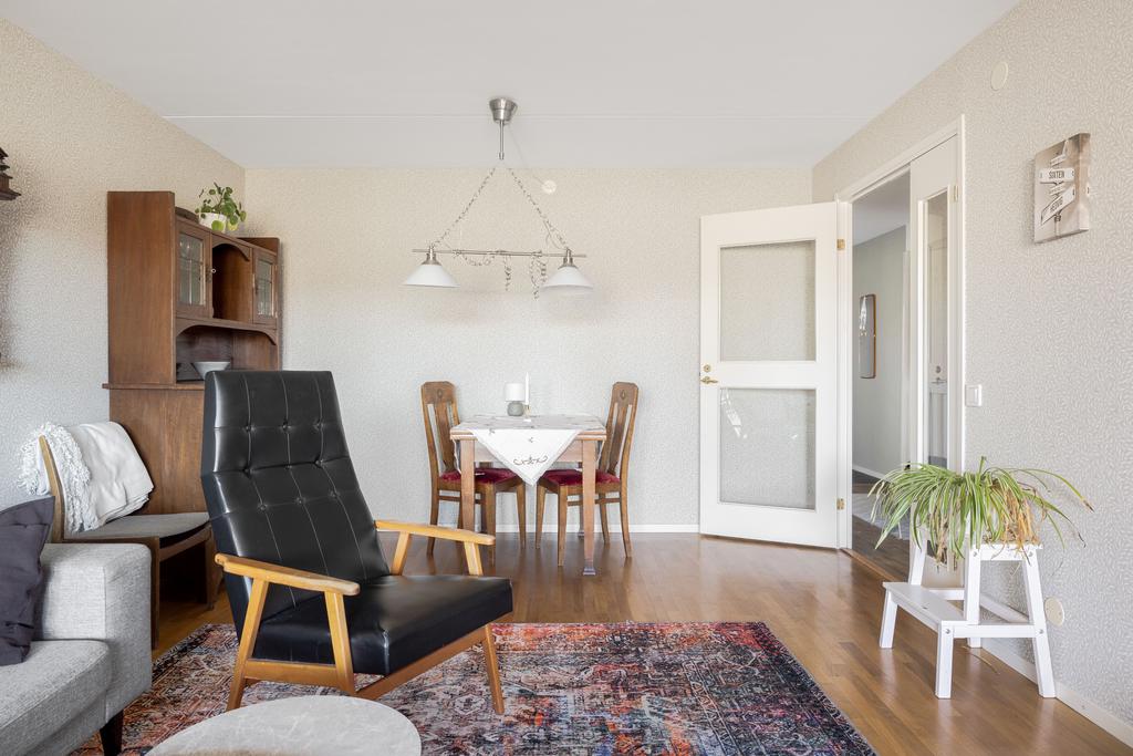 Vardagsrum med plats för både soffa och matbord. 