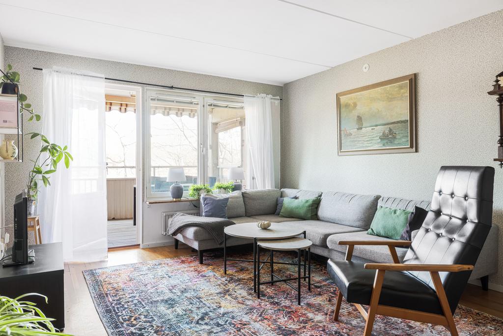 Parkettgolv och utgång till stor balkong. 