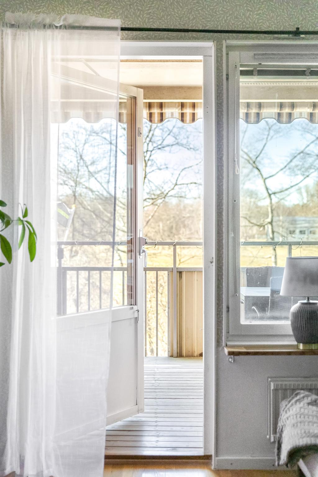 Balkongen ligger i skönt sydvästläge med fri utsikt. 