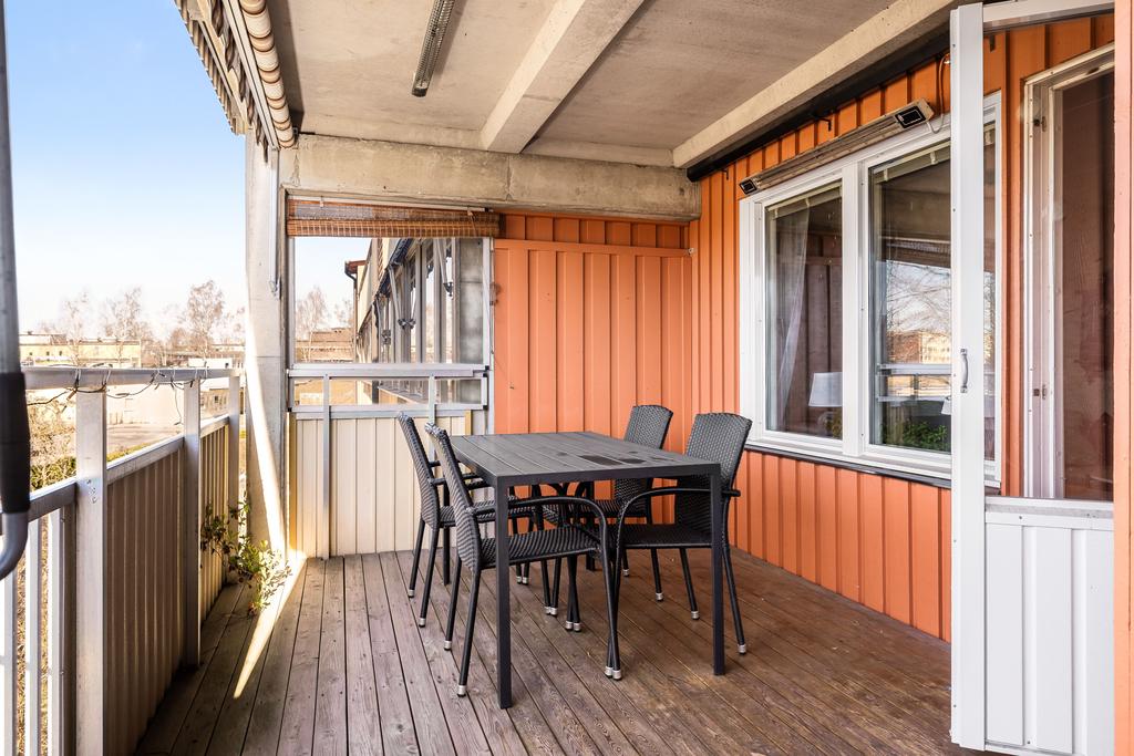 Balkongen rymmer både matbord