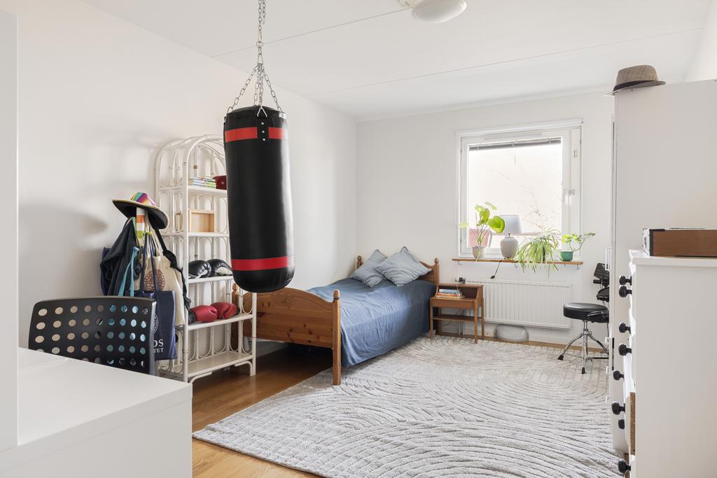 Stort sovrum med laminatgolv. 