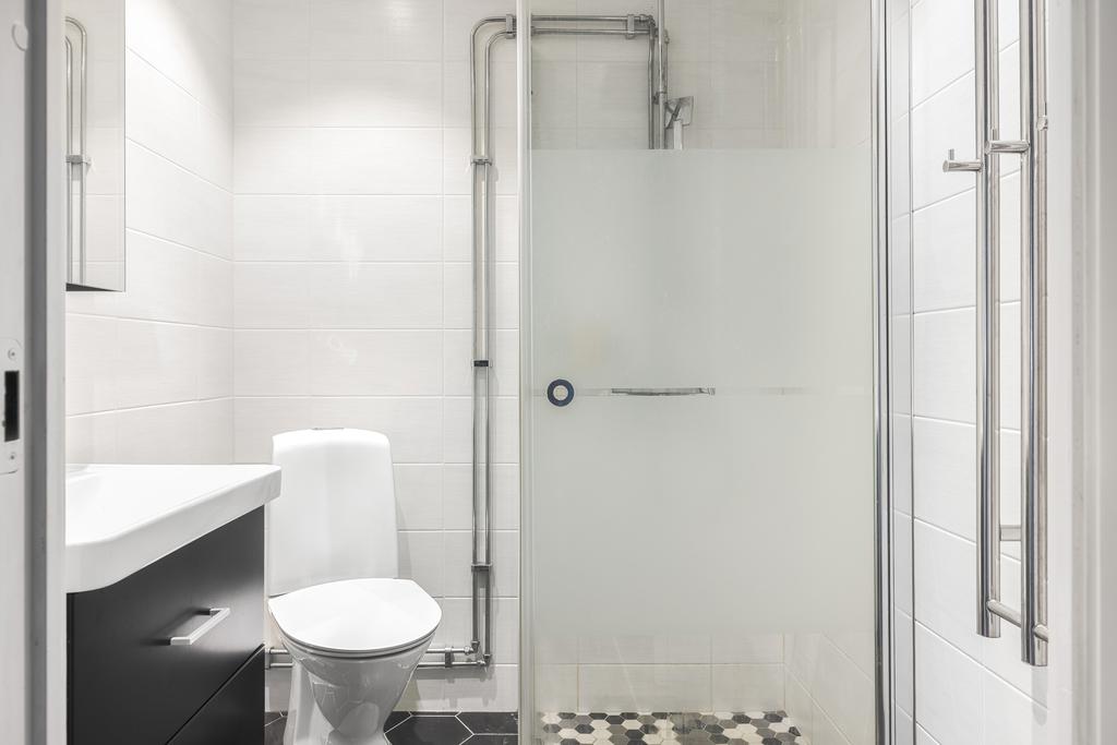 Smakfullt duschrum som renoverades år 2000. Golvvärme och infällda spotlights i taket. 