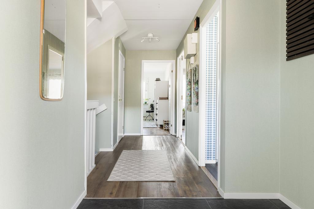 Möblerbar hall med trapp ner till suterrängplanet. 