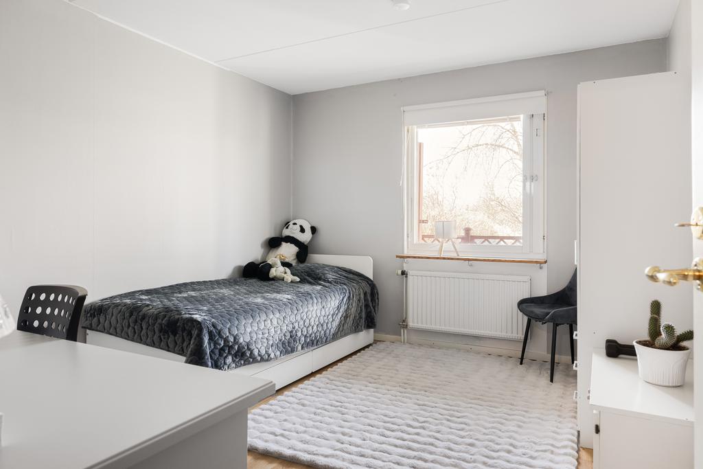 Stort sovrum som vetter mot trädgården. 